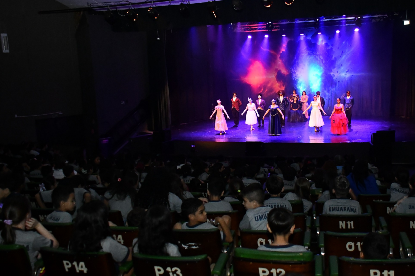 Espetáculo Big Bang reúne estudantes em apresentação no Centro Cultural Vera Schubert