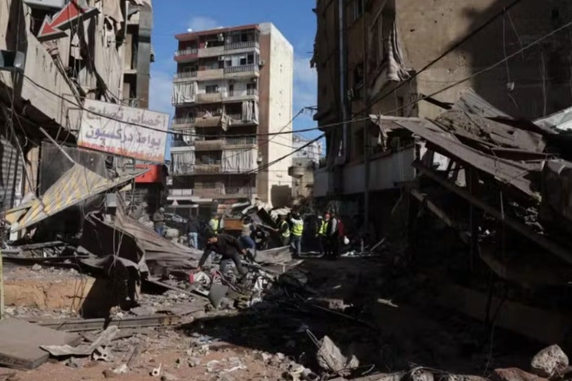 Fotos de destroços resultantes dos ataques de Israel ao Líbano para ilustrar a matéria em que a brasileira e o filho morreram.