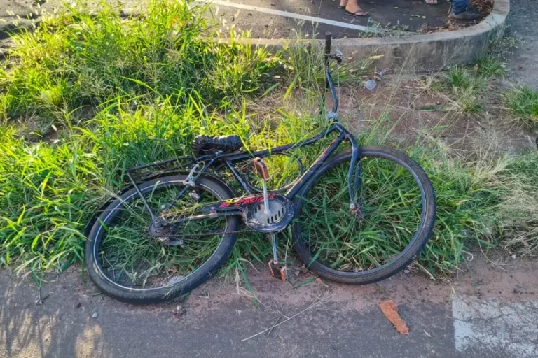 Ciclista fica ferido após colisão com caminhonete na avenida Ângelo Moreira da Fonseca