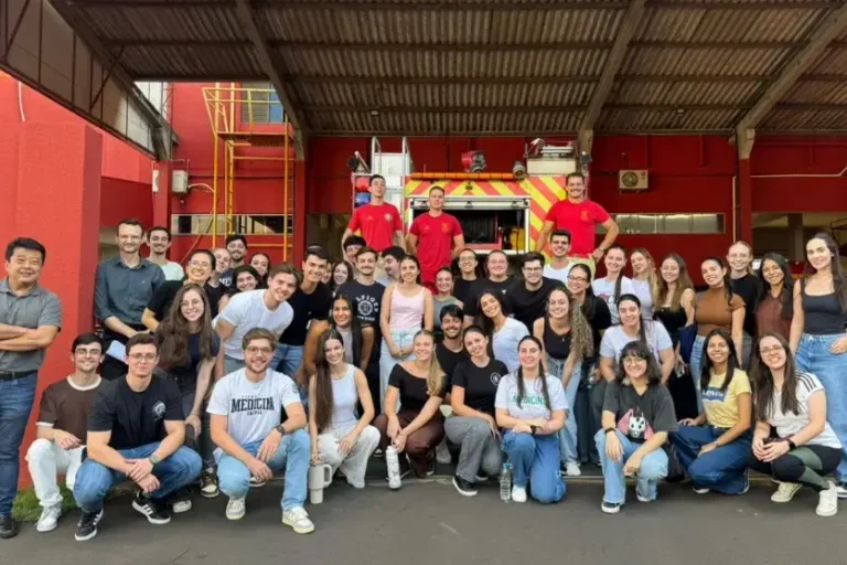Acadêmicos de Medicina da Unipar visitam quartel do Corpo de Bombeiros
