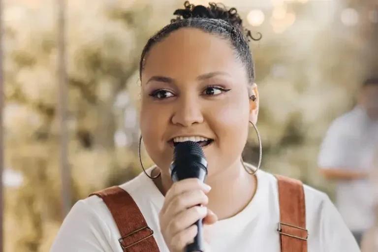 Cantora gospel morre após queda de brinquedo em parque de diversões