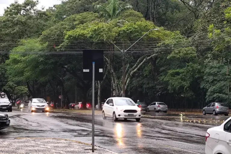 Quarta-feira começa com chuva em Umuarama e frente fria mantém instabilidade