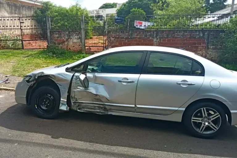 Motorista bate em carros estacionados e foge próximo à Praça Sete de Setembro
