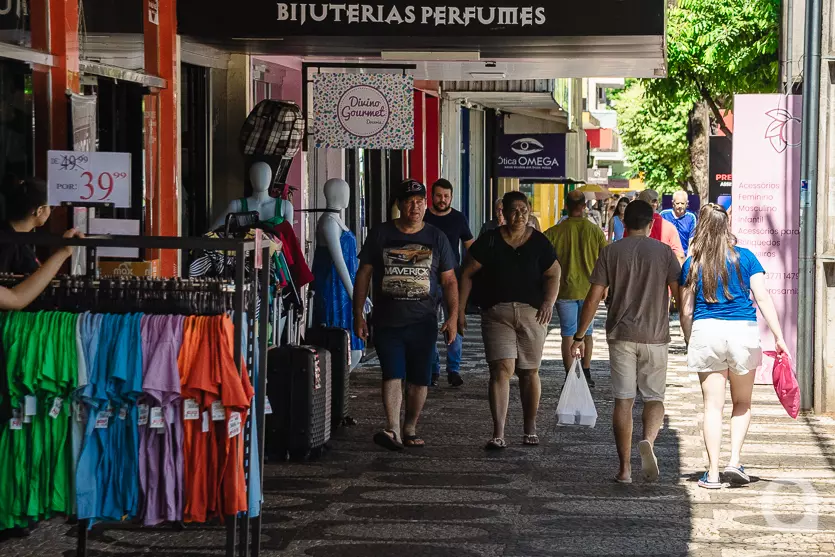 Comércio de rua de Umuarama fica aberto até as 17h neste segundo Sabadão de abril