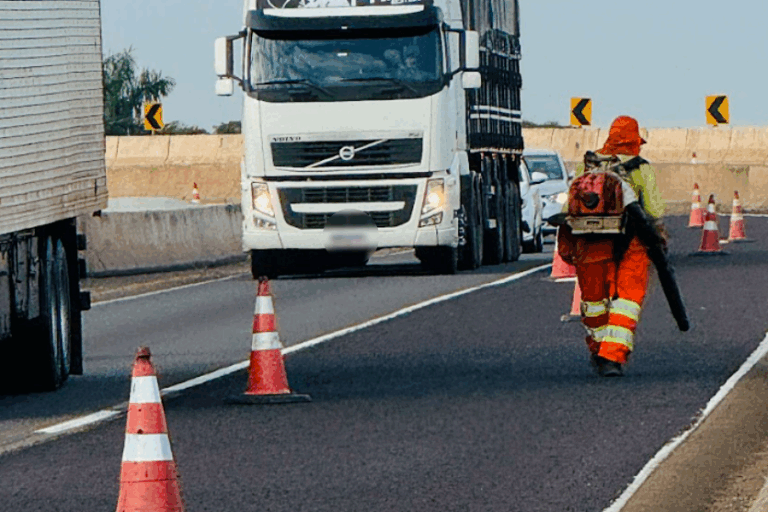 Concessionária faz tapa-buraco na PR-323, entre Cruzeiro do Oeste e Umuarama