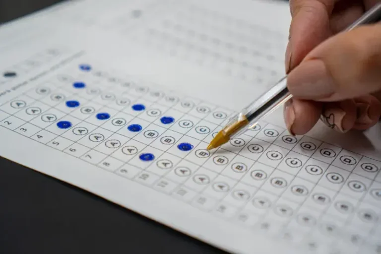 Concursos públicos no Paraná têm inscrições abertas e salários que chegam a R$ 27 mil