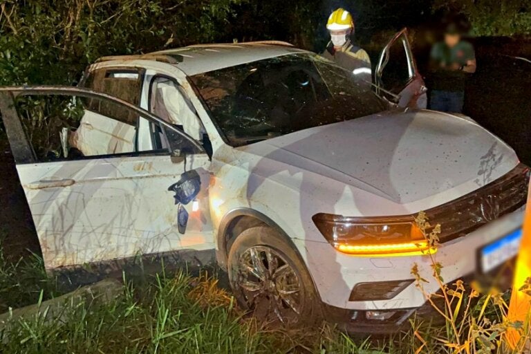 Umuarama: Condutor fica em estado grave após colisão contra árvore na PR-580; com vídeo