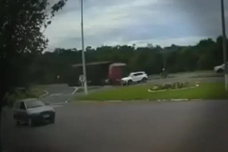 Vídeo: Criança morre e mãe fica gravemente ferida após acidente na BR-277 em Céu Azul