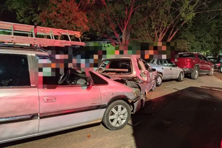 Motorista perde controle e atinge três carros estacionados em Cruzeiro do Oeste