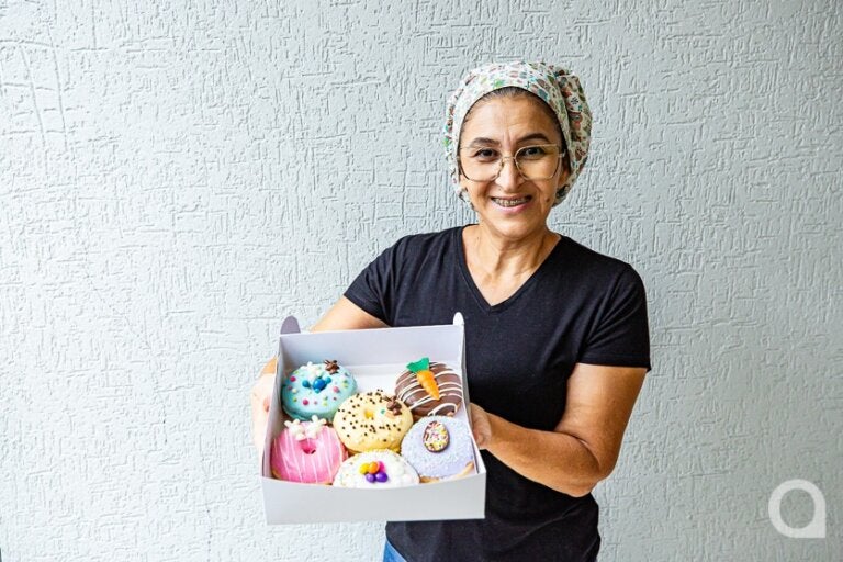 Confeiteira transforma donuts em marca e fonte de renda, em Umuarama