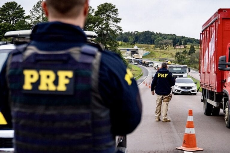 Policial da PRF durante blitz em rodovia no Paraná para ilustrar matéria sobre operação pelo Dia do Trabalho.