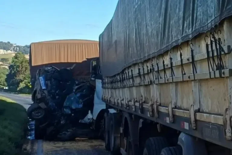 Engavetamento grave deixa mortos e bloqueia rodovia no Paraná