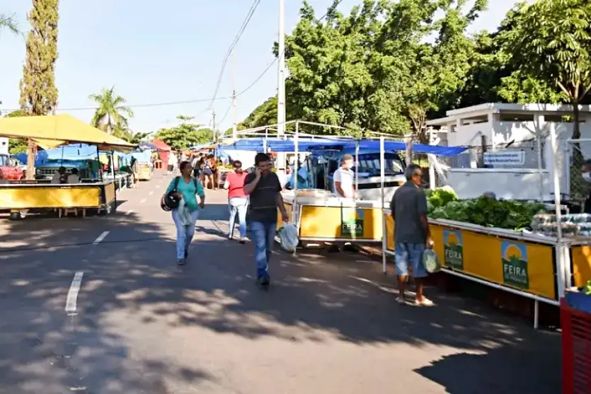 Foto da feira do produtor de sexta-feira, em Umuarama.