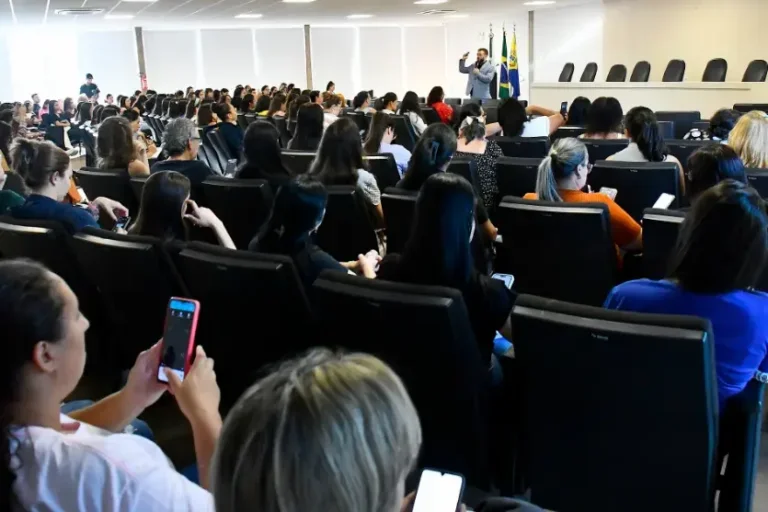 Formação orienta professores sobre comportamento de alunos autistas