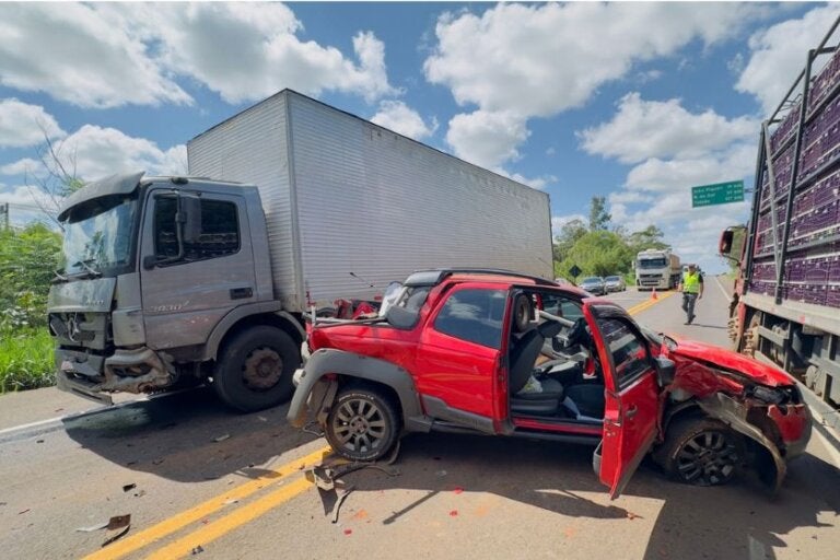 Após colisão com caminhão, carro roda na pista e atinge van na PR-323, ferindo duas pessoas
