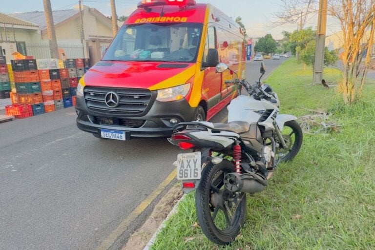 Colisão entre carro e moto deixa jovem de 23 anos ferida em Umuarama