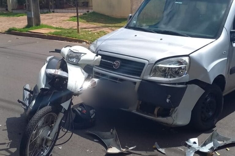 Acidente entre carro e moto deixa mulher e duas crianças feridas em Umuarama