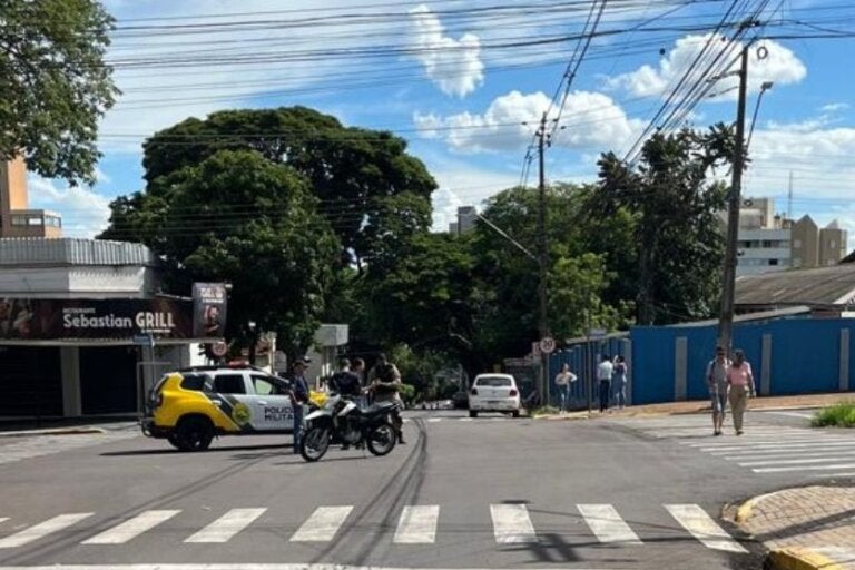 Colisão entre carro e moto deixa homem ferido no centro de Umuarama