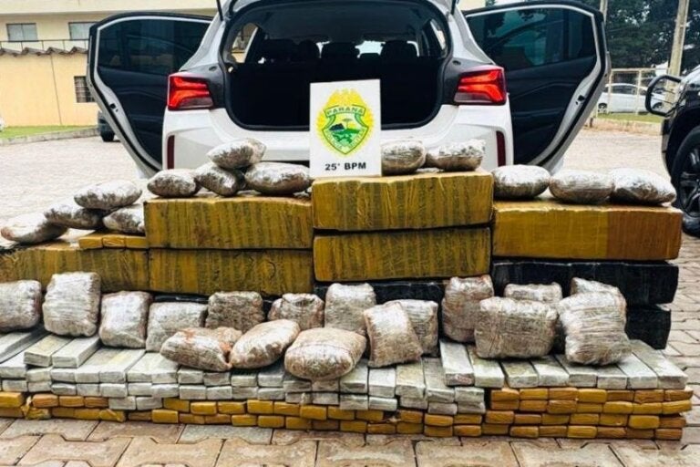Motorista foge da PM e é preso com 269 kg de maconha na PR-323