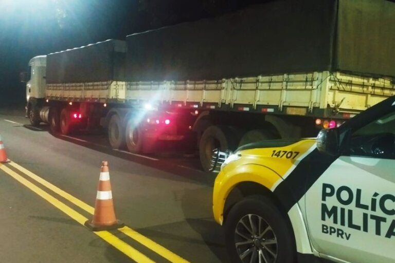 Motorista embriagado é preso com caminhão carregado com 39 toneladas de feijão
