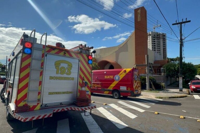 Operário de 58 anos se fere após queda em obra de igreja em Umuarama; vídeo