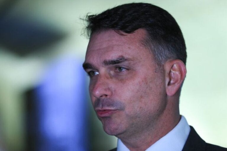 Pesquisa aponta vantagem de Flávio Bolsonaro sobre Lula em eventual segundo turno