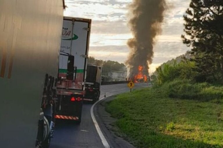 Caminhão com baterias pega fogo e carga explode na rodovia BR-116