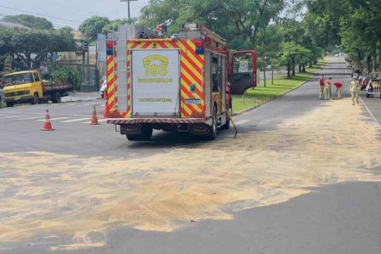 Ônibus derrama óleo em avenida e causa acidente com motociclista em Umuarama