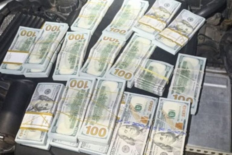 PRF encontra US$ 218 mil escondidos em motor de carro e prende dois estrangeiros no PR