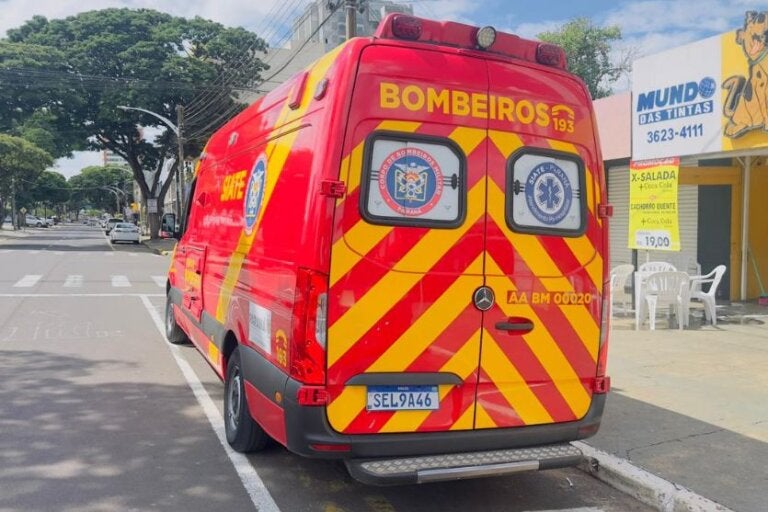 Colisão entre caminhão e moto deixa mulher ferida no centro de Umuarama