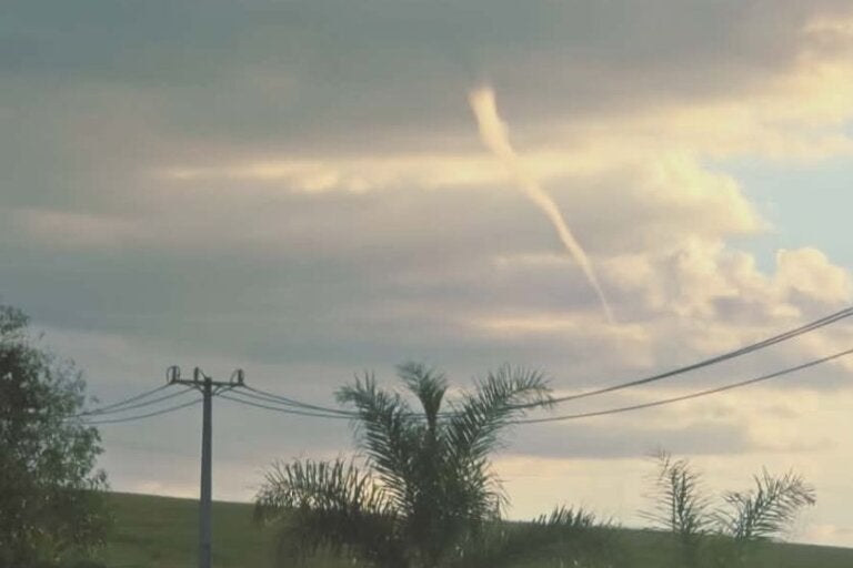 Nuvem funil é registrada durante tarde de calor intenso no Paraná; com vídeo