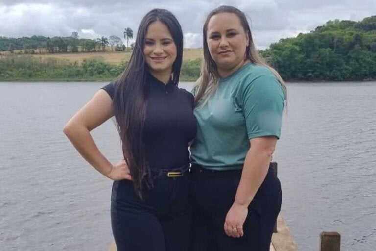 Professora e sua filha são encontradas mortas a tiros dentro de residência