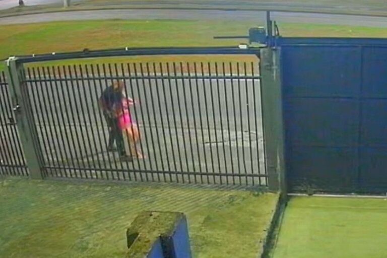 Jovem é arrastada para matagal, tem roupas arrancadas e é salva por policiais