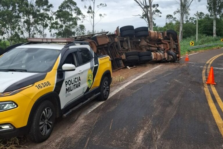 Caminhão sai da pista e tomba na rodovia PR-482; motorista fica ferido