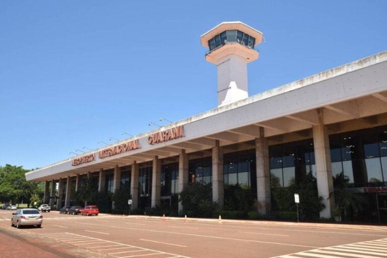 Avião com R$ 15 milhões em dinheiro cai no Paraguai, e moradores saqueiam cédulas