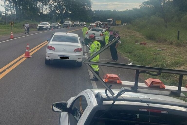 Engavetamento envolve quatro veículos na rodovia PR-323, em Umuarama