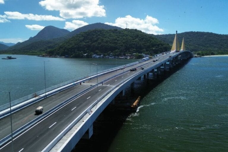 Com iluminação em instalação, Ponte de Guaratuba se aproxima da entrega