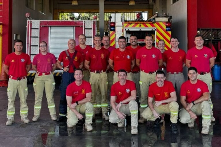 Bombeiros são homenageados por 30 anos de serviço com “batismo” de água