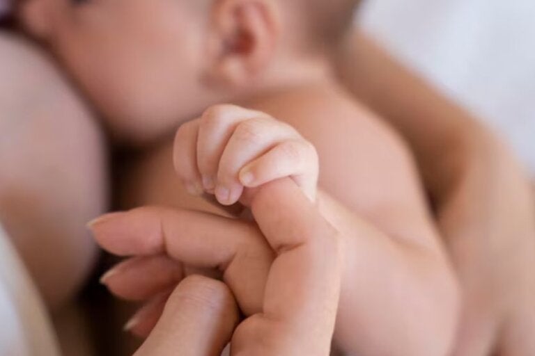 Bebê de 7 meses morre após mãe adormecer durante amamentação no Paraná