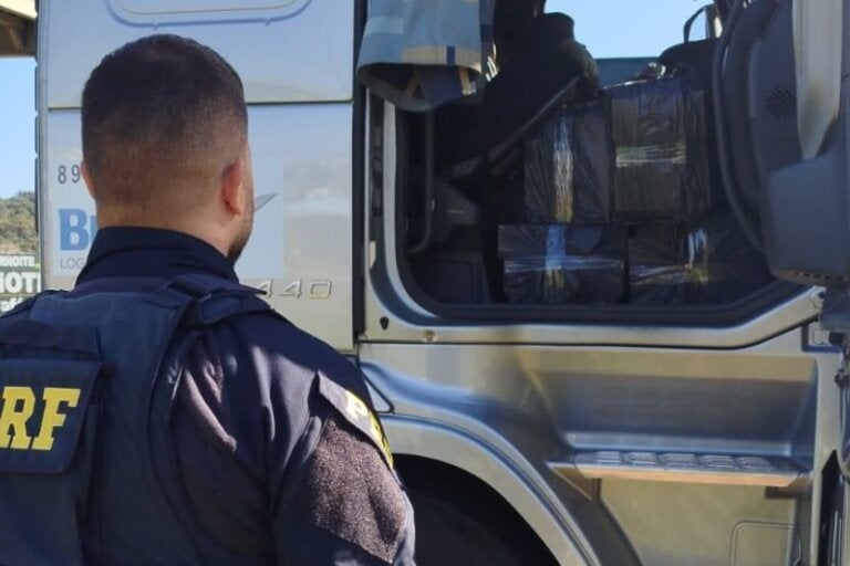 PRF intercepta carga de celulares avaliada em R$ 2 milhões na BR-277; vídeo