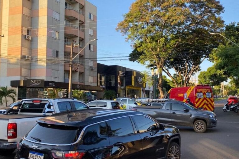 Trânsito fica caótico após colisão entre motoneta e carro no centro de Umuarama