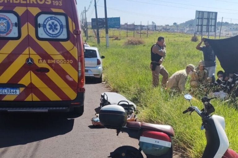 Jovens ficam feridos após queda de ciclomotor elétrico em Umuarama