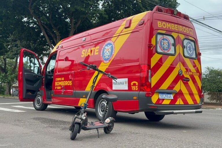 Colisão entre patinete e carro deixa jovem ferida em avenida de Umuarama