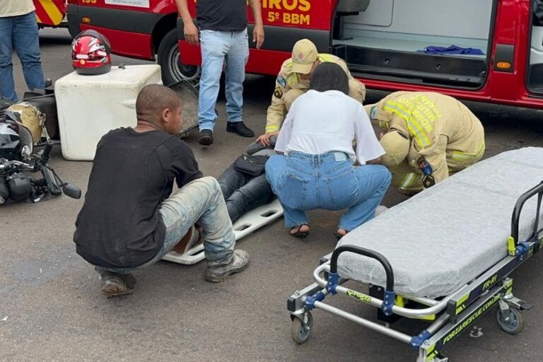 Motociclista fica ferido em colisão com carro no centro de Umuarama