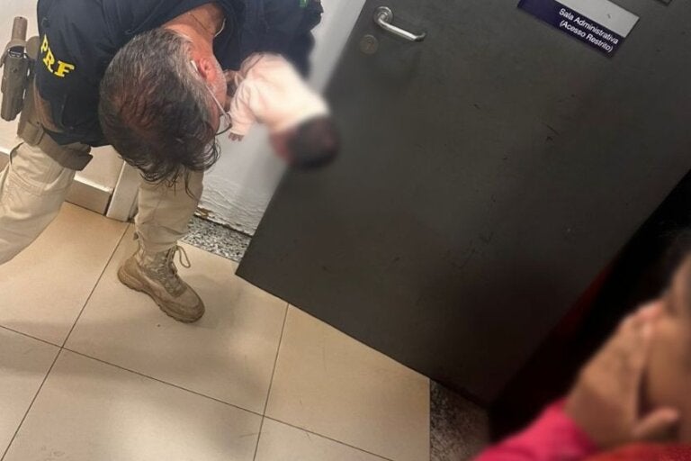 Policial rodoviário salva bebê engasgada com leite em unidade da PRF; vídeo