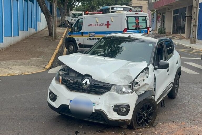 Forte batida entre carro e caminhonete é registrada no centro de Umuarama