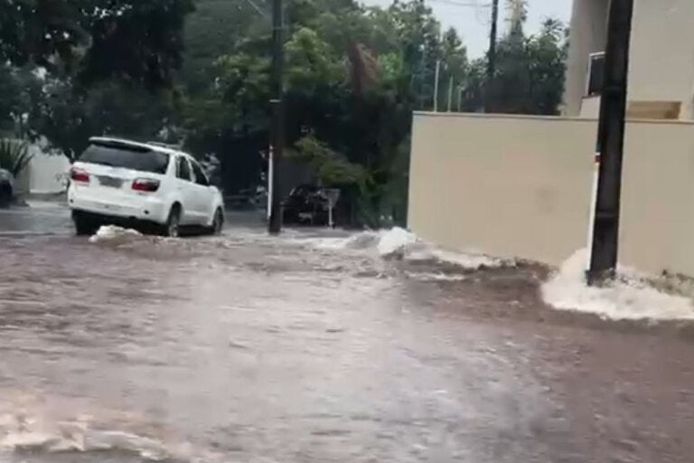 Chuva já provoca alagamentos e deixa motorista ilhada dentro de carro em Umuarama; vídeos