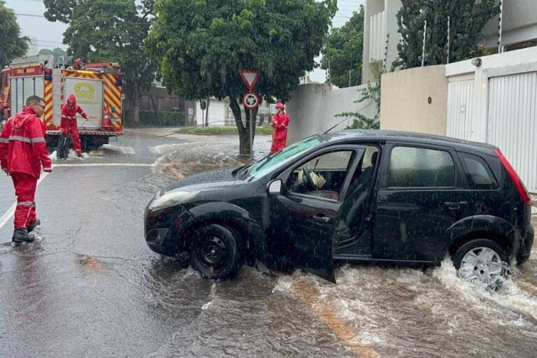 Mulher é retirada de carro após temporal arrastar veículos em Umuarama; com vídeo