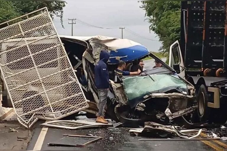 Colisão frontal entre van e caminhão deixa dois feridos na rodovia PR-487