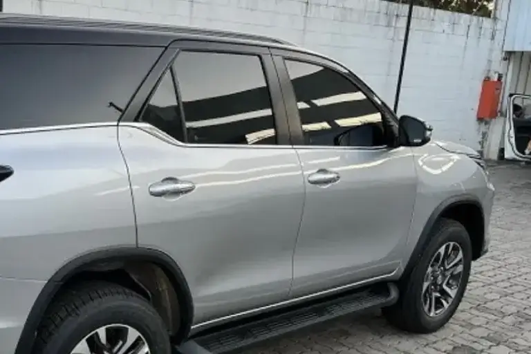 Hilux SW4 que estava estacionada perto da casa do proprietário é furtada